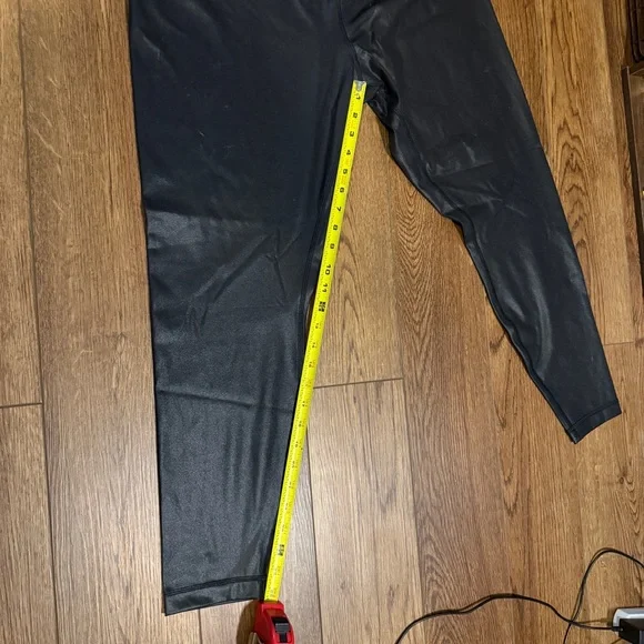 Lululemon Athletica Black Metallic Wunder Under High Rise cropped tights size 20 - Picture 9 of 10